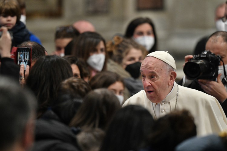 Papa Francisco se reúne com jovens durante uma audiência em 16 de março de 2022 para o 50º aniversário da escola de Milão 