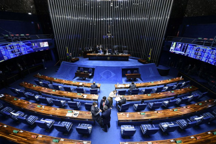 Plenário do Senado Federal durante sessão deliberativa extraordinária semipresencial. 

Na ordem do dia, o PL 3.846/2021, que cria a bula eletrônica de medicamentos. Segundo a proposta, os laboratórios poderão inserir um QR code nas embalagens dos remédios para que consumidores acessem informações detalhadas sobre o produto. Também está na pauta, o PL 4.727/2020, que extingue a previsão de pagamento de multa para o advogado que abandonar processo judicial. 

Mesa: 
senador Confúcio Moura (MDB-RO); 
presidente do Senado Federal, senador Rodrigo Pacheco (PSD-MG);
secretário-geral da Mesa do Senado Federal, Gustavo A. Sabóia Vieira.  

Em discurso, à tribuna, senador Izalci Lucas (PSDB-DF).

Foto: Edilson Rodrigues/Agência Senado