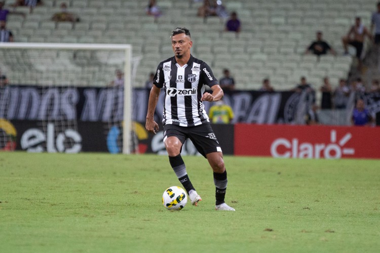 Volante Rodrigo Lindoso com a bola no jogo Ceará x Tuna Luso, na Arena Castelão, pela Copa do Brasil