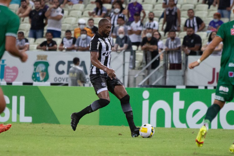 Zagueiro Luiz Otávio com a bola no jogo Ceará x Tuna Luso, na Arena Castelão, pela Copa do Brasil