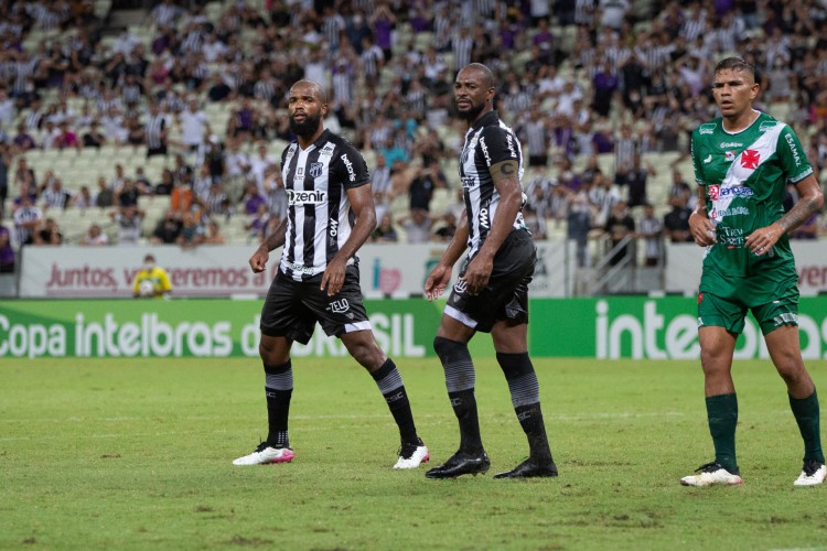 Zagueiros Messias e Luiz Otávio no jogo Ceará x Tuna Luso, na Arena Castelão, pela Copa do Brasil