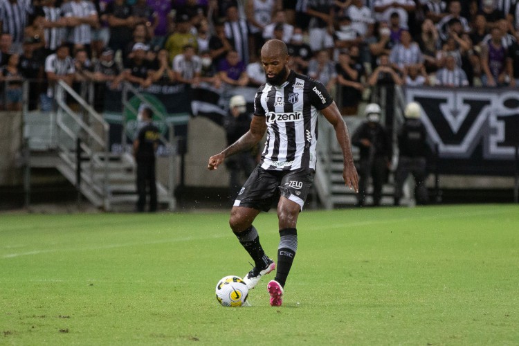 Zagueiro Messias falou sobre o duelo diante do Independiente na saída do campo após o empate diante do Santos. 