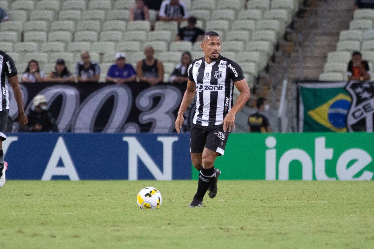 Volante Fernando Sobral com a bola no jogo Ceará x Tuna Luso, na Arena Castelão, pela Copa do Brasil