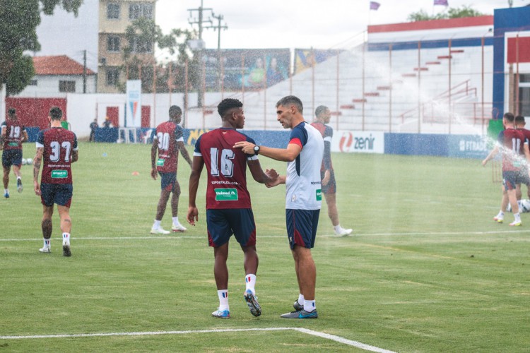 Volante Hércules e técnico Juan Pablo Vojvoda em treino do Fortaleza no Centro de Excelência Alcides Santos, no Pici