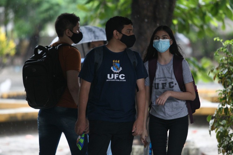 Estudantes caminham pelo campus do Pici no dia de volta às aulas 100% presenciais na UFC