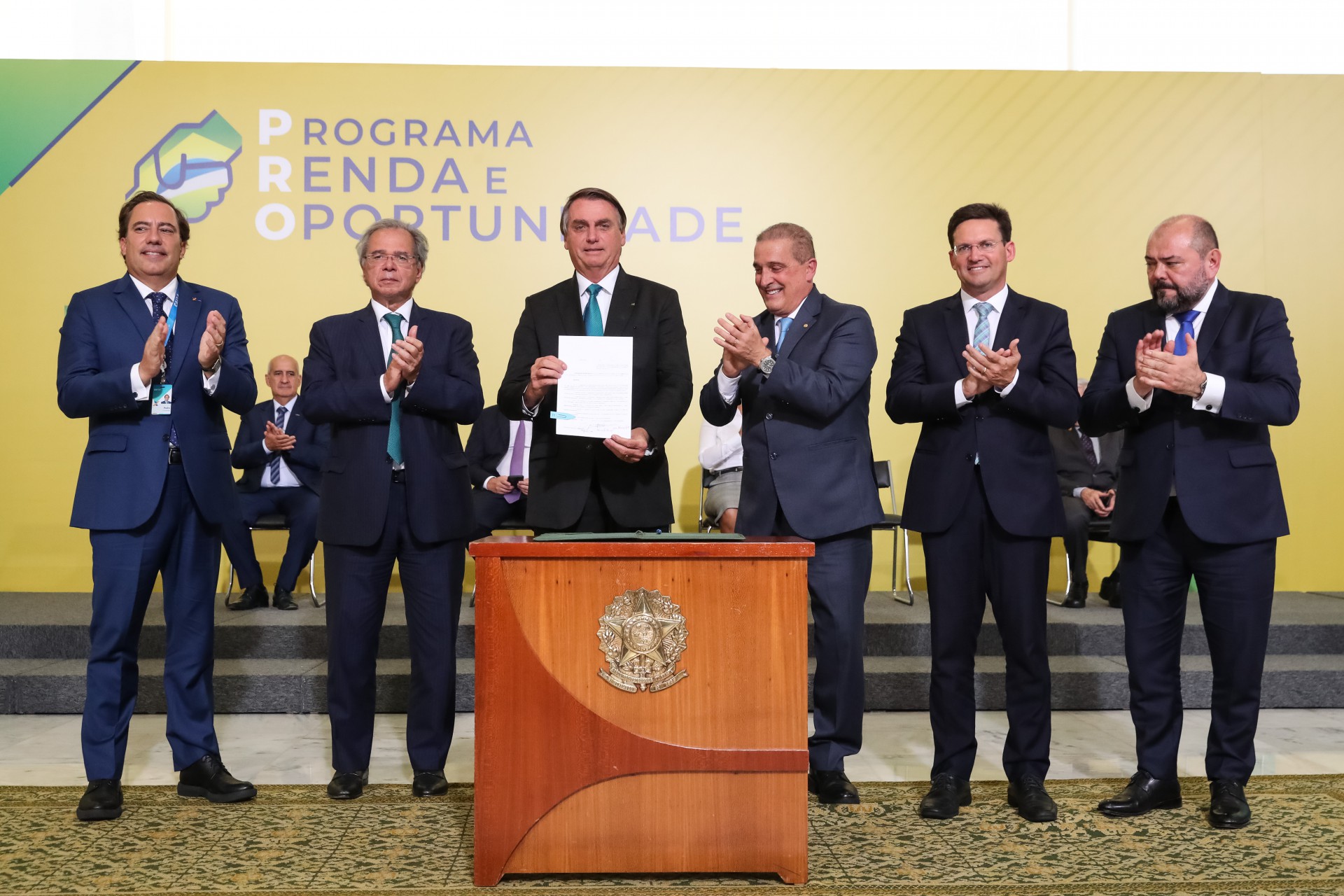 ￼PRESIDENTE Bolsonaro lançou pacote na companhia de ministros, ontem (Foto: ISAC NOBREGA/PR)