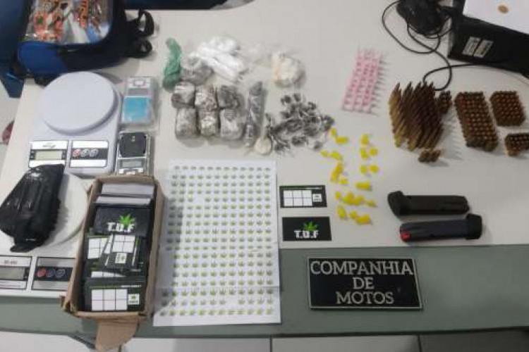 Cartões tinham folhas de maconha impressas no anteverso; Polícia também apreendeu drogas, munições e diversos outros produtos que seriam utilizados no tráfico de entorpecentes 