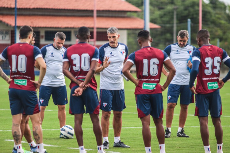 Técnico Juan Pablo Vojvoda conversa com jogadores em treino do Fortaleza no CT Ribamar Bezerra, em Maracanaú