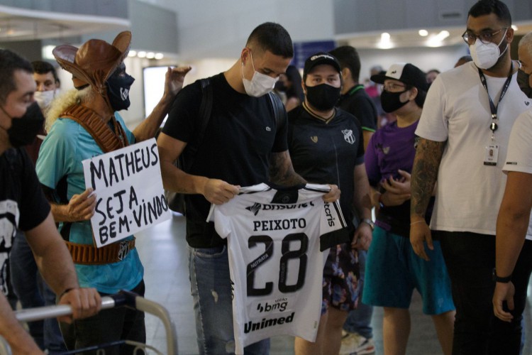 Matheus Peixoto é recebido por torcedores do Ceará no aeroporto