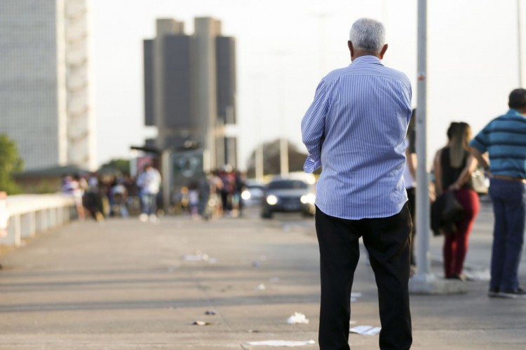 Idosos na região central de Brasília.