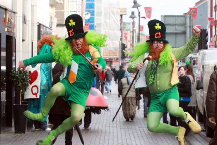 O St. Patrick's Day é marcado por ser celebrado com cerveja verde, trevo de três folhas e duendes; entenda os significados e história de São Patrício