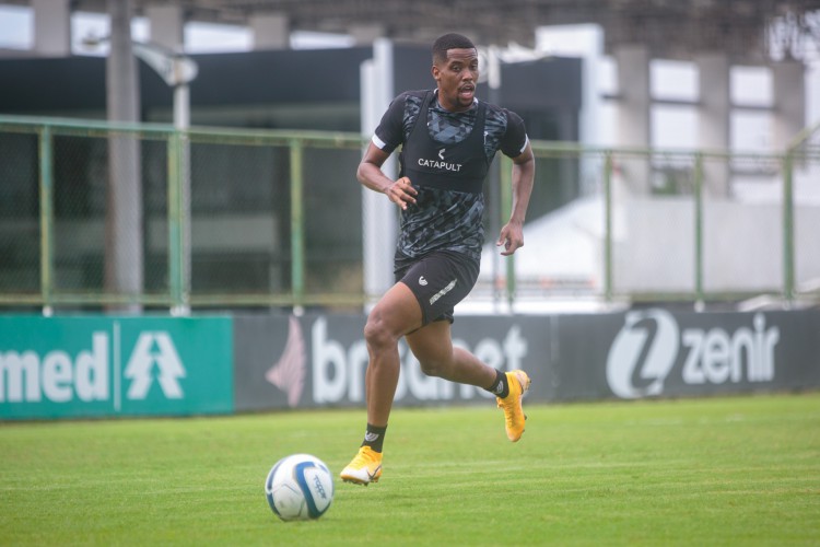 Atacante Iury Castilho com a bola em treino do Ceará no estádio Carlos de Alencar Pinto, em Porangabuçu