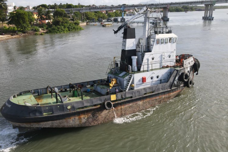 "Barra Hope": embarcação desencalha depois de 15 dias parada na Barra do Ceará