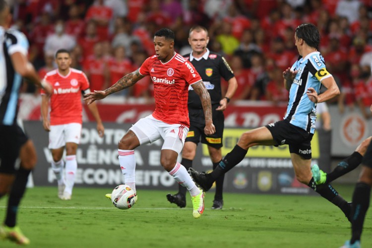 Internacional e Grêmio se enfrentam pelo Campeonato Gaúcho 2022 hoje, 19; onde assistir ao vivo e horário do jogo. 