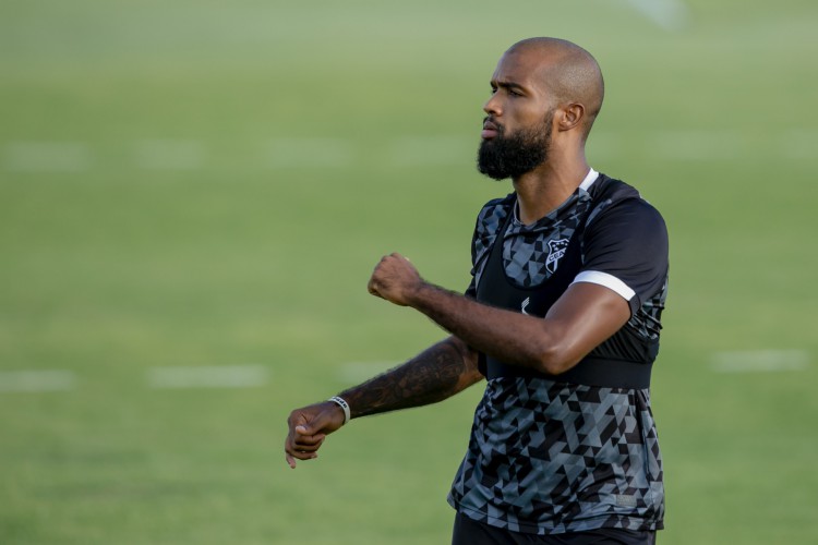 Zagueiro Messias durante treinamento no CT do Ceara em Porangabuçu