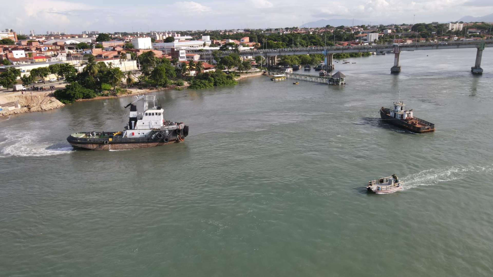 "Barra Hope": embarcação desencalha depois de 15 dias parada na Barra do Ceará