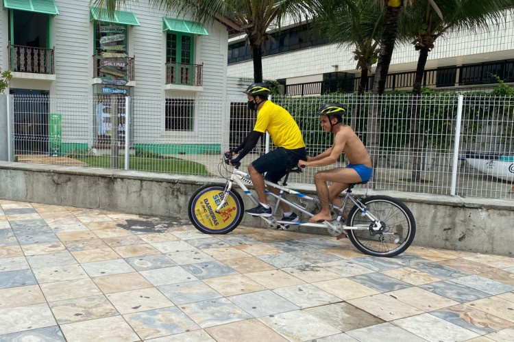 O projeto Bike sem Barreiras, realizado pela Autarquia Municipal de Trânsito e Cidadania (AMC) em parceria com a Uninassau na Praia de Iracema.