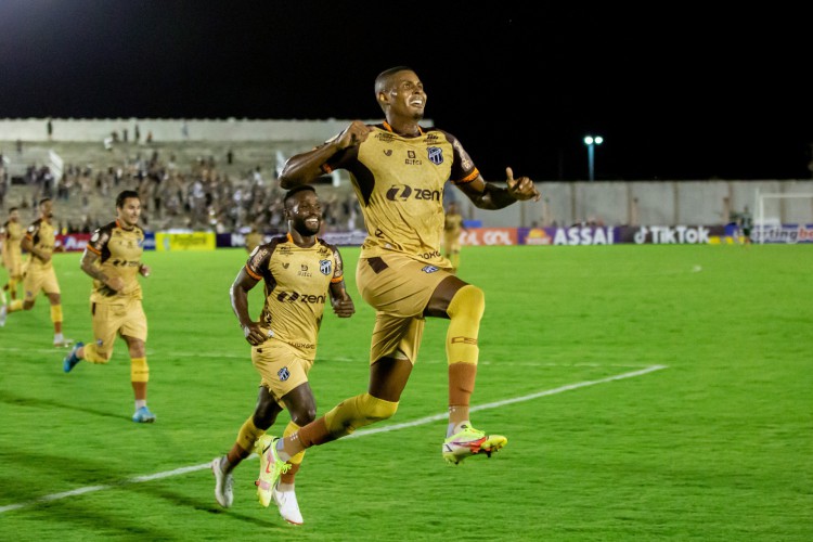 Cléber anotou o gol do triunfo alvinegro na Paraíba