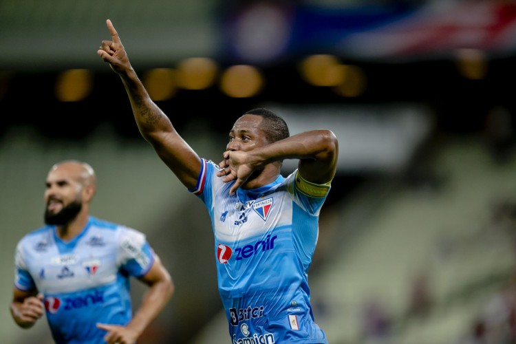 Zé Welison (ao fundo) e Tinga anotaram os gols do triunfo tricolor sobre o CRB 