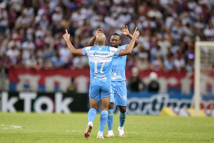 Zé Welison e Tinga comemoram o segundo gol do Fortaleza na vitória diante do CRB, pela Copa do Nordeste. 