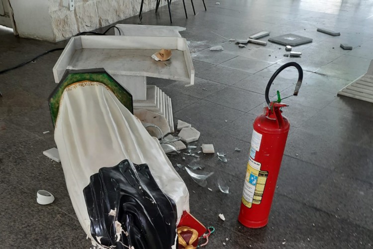 Imagem de Santa Edwiges quebrada após invasão à igreja localizada no bairro Moura Brasil, em Fortaleza. 