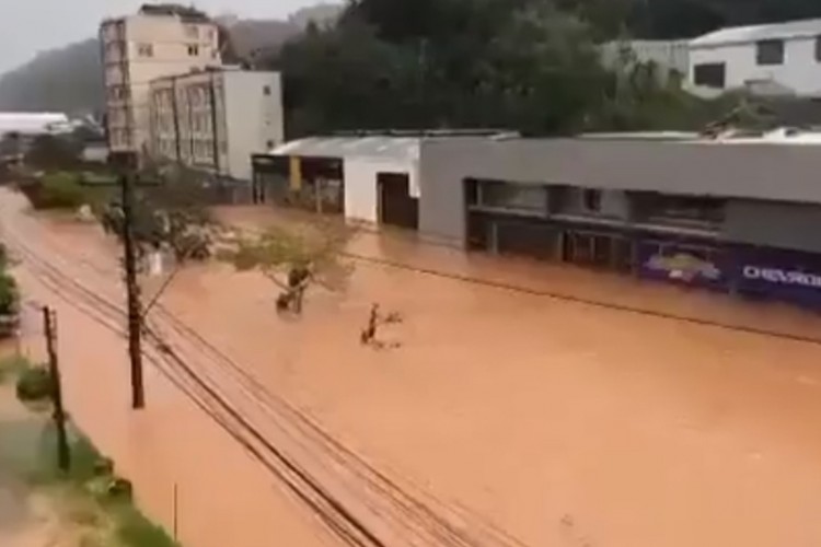 Fortes chuvas voltaram a atingir Petrópolis um mês após maior tragédia da cidade