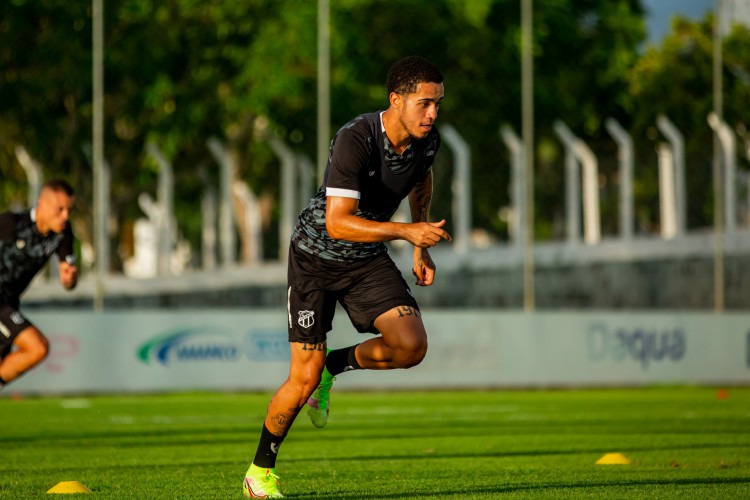 Meia Léo Rafael em treino do Ceará na Arena Almeida, em Campina Grande/PB