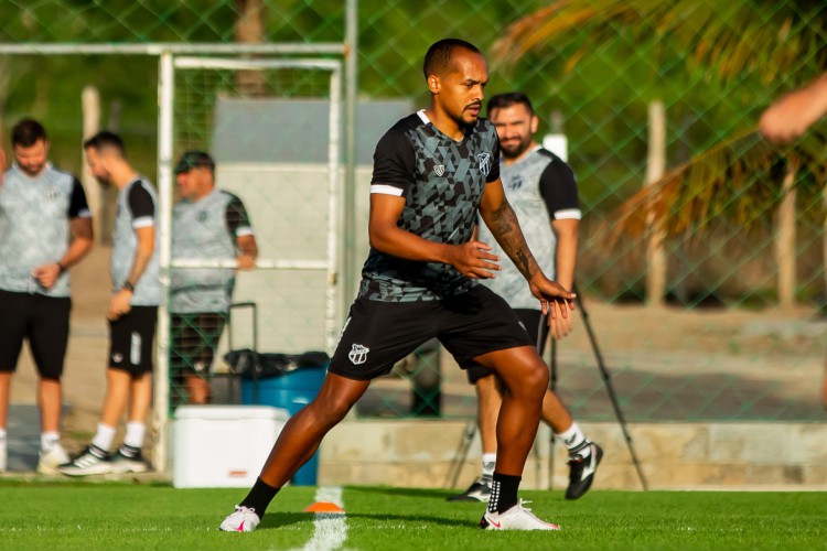 Lateral-esquerdo Bruno Pacheco em treino do Ceará na Arena Almeida, em Campina Grande/PB