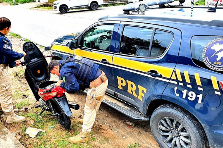 PRF recupera motocicleta roubada em 2016 na capital cearense
