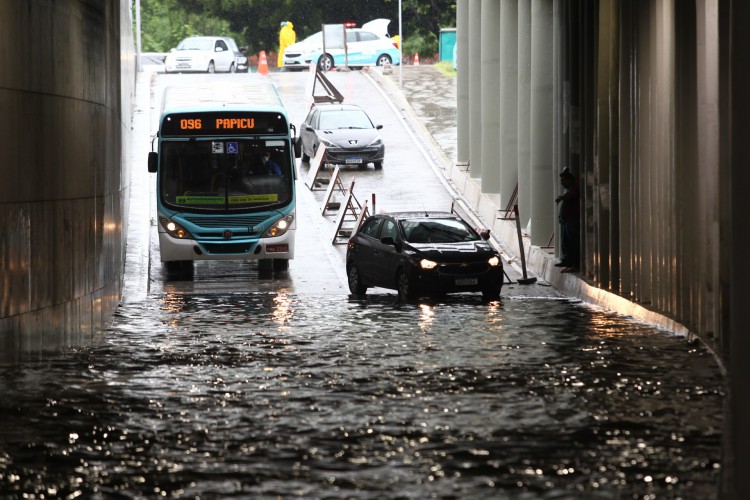 Chuva em Fortaleza causou alagamento em túnel na avenida Alberto Sá na manhã desta terça, 22