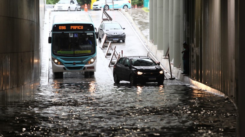 Chuva em Fortaleza causou alagamento em túnel na avenida Alberto Sá na manhã desta terça, 22(foto: FABIO LIMA)