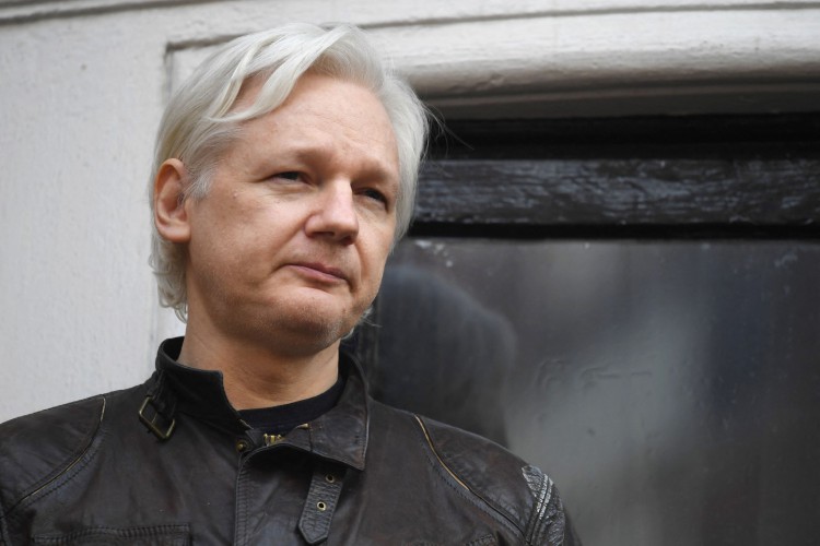 Nesta foto de arquivo tirada em 19 de maio de 2017, o fundador do Wikileaks, Julian Assange, fala na varanda da Embaixada do Equador em Londres