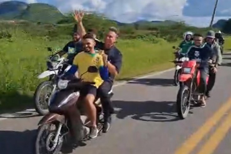 Presidente na garupa de moto em Quixadá