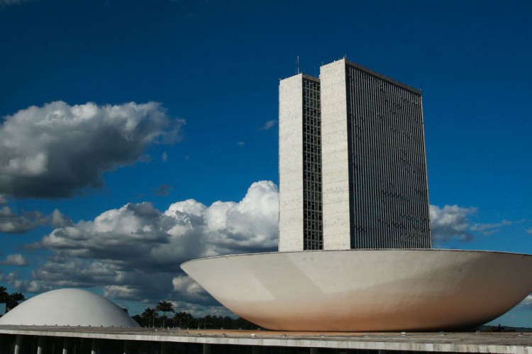 A cúpula menor, voltada para baixo, abriga o Plenário do Senado Federal. A cúpula maior, voltada para cima, abriga o Plenário da Câmara dos Deputados.