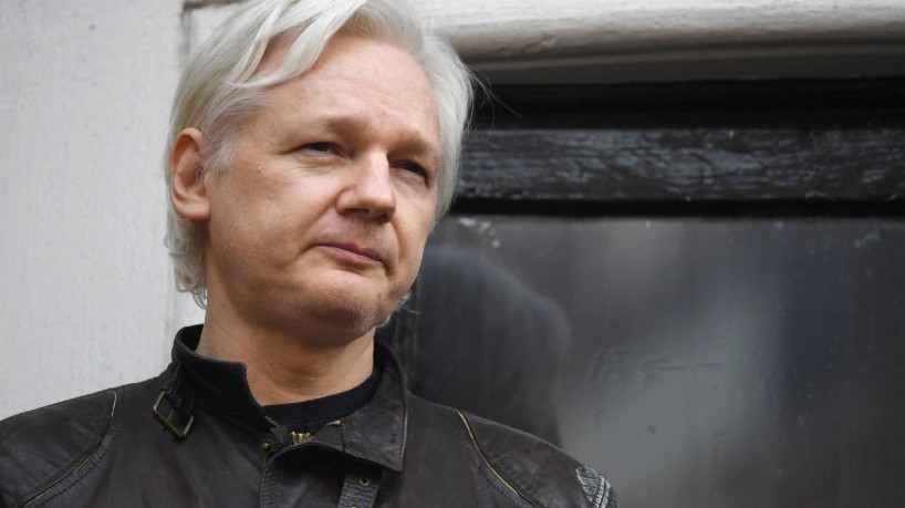 Nesta foto de arquivo tirada em 19 de maio de 2017, o fundador do Wikileaks, Julian Assange, fala na varanda da Embaixada do Equador em Londres