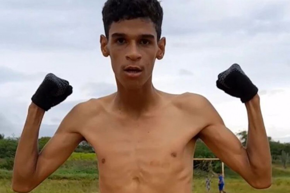 Foto de jogador na infância com camisa do Fluminense viraliza em