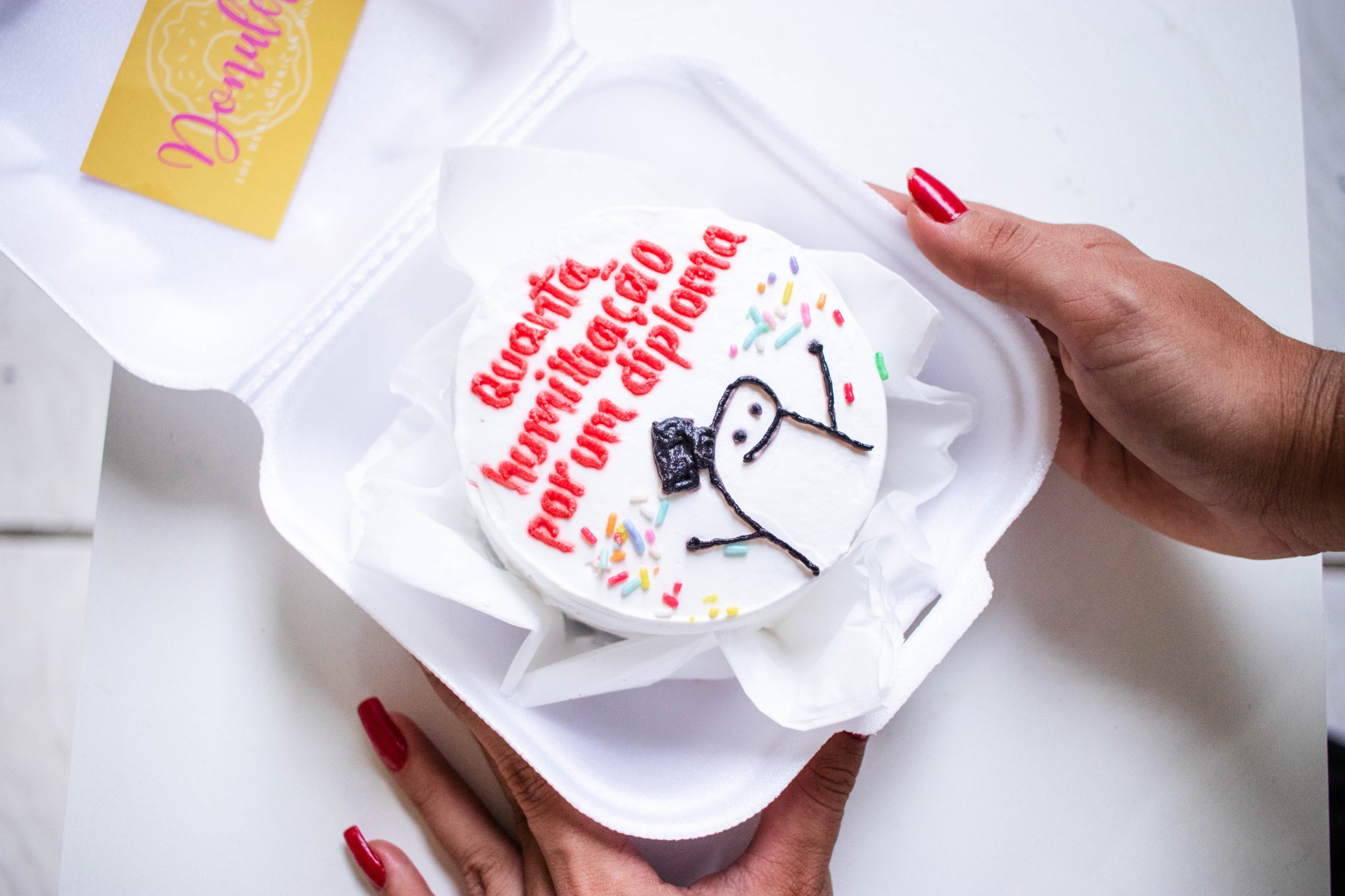 Na Donulets, as irmãs Letícia e Isadora Campos investiram na tendência dos bentô cakes, os mini bolos coreanos com frases e desenhos divertidos




 (Foto: FERNANDA BARROS)