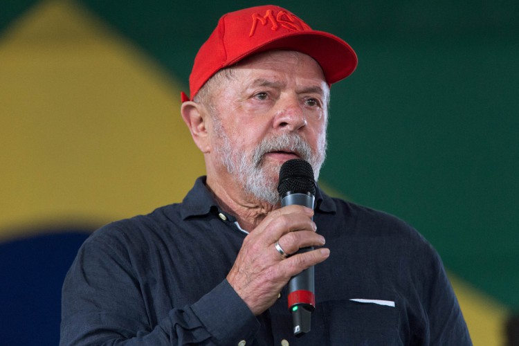 O ex-presidente brasileiro Luiz Inácio Lula da Silva é fotografado durante uma reunião com membros do Movimento dos Trabalhadores Rurais Sem Terra (MST), no acampamento Eli Vive em Londrina, Paraná, Brasil, em 19 de março de 2022.
