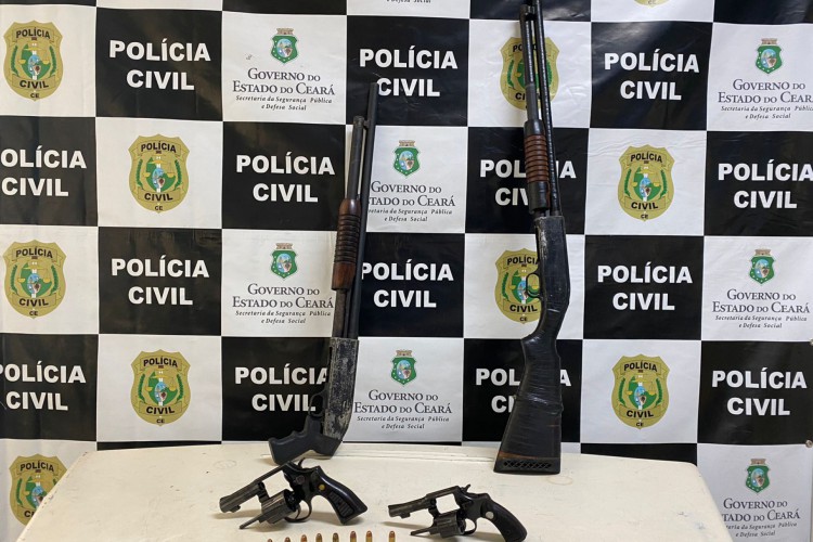 Foram encontradas armas e munições com o suspeito