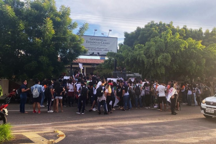 Estudantes do colégio Polivalente de Juazeiro do Norte realizam manifestação em frente à Crede 19. Denúncias de assédio sexual por professores estão sendo apuradas pela Seduc. 