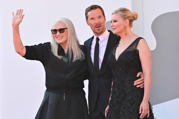 Nesta foto de arquivo tirada em 02 de setembro de 202,  a diretora neozelandesa Jane Campion, o ator britânico Benedict Cumberbatch e a atriz norte-americana Kirsten Dunst chegam para a exibição do filme 