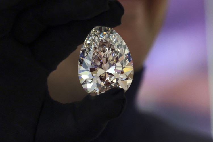 Um membro da equipe da casa de leilões Christie's exibe para a mídia um diamante gigante apelidado de 