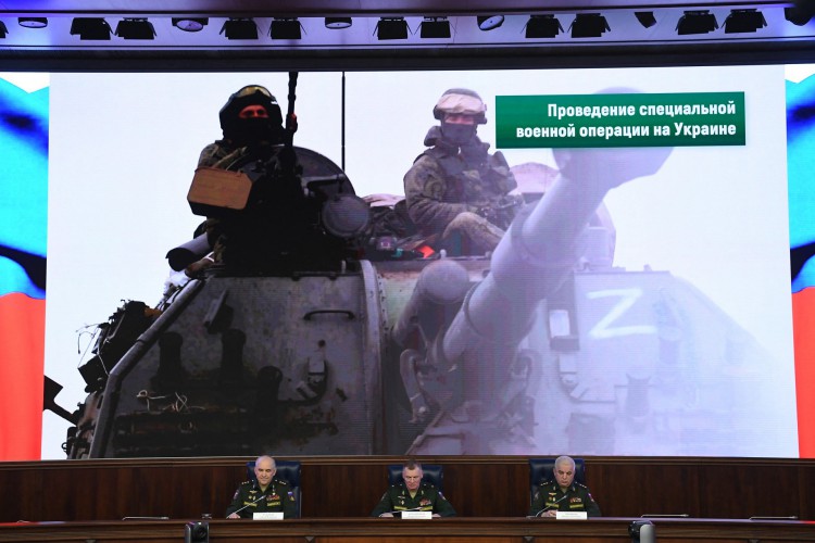 Sergei Rudskoi, alto representante do Estado-Maior, porta-voz do Ministério da Defesa Igor Konashenkov e Mikhail Mizintsev, chefe do Centro de Controle da Defesa Nacional da Rússia, realizam um briefing sobre a ação militar russa na Ucrânia, em Moscou, em 25 de março de 2022. O exército russo em 25 de março atualizou suas perdas na Ucrânia para 1.351 soldados, dizendo que havia evacuado mais de 400.000 civis e condenando o fornecimento de armas ocidentais para Kiev