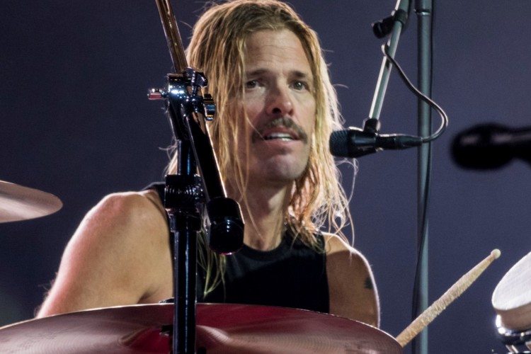 Taylor Hawkins, baterista do Foo Fighters, morreu aos 50 anos; o grupo faria o encerramento do Lollapalooza Brasil 2022 no domingo

