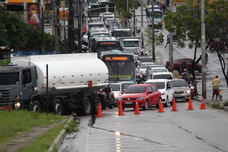 Chuva na Capital causou interdição no viaduto da avenida Oliveira Paiva nesta segunda-feira, 28 de março