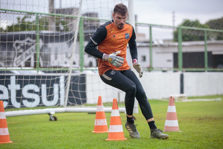 Goleiro João Ricardo em treino do Ceará