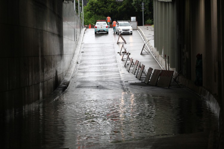 Túnel da avenida Alberto Sá é bloqueado pela Autarquia Municipal de Trânsito e Cidadania (AMC) neste sábado, 23, após as últimas chuvas em Fortaleza