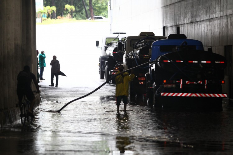 A Seger disponibilizou equipes de carros-pipa, que atuam de forma emergencial, para fazer a sucção da água acumulada e reduzir os alagamentos no local