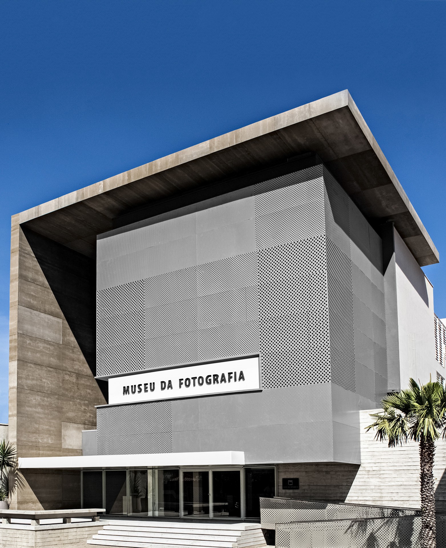 Fachada do Museu da Fotografia Fortaleza (MFF), mantido pelo Instituto Paula e Silvio Frota. Equipamento completa cinco anos em 2022 (Foto: Celso Oliveira/Divulgação)