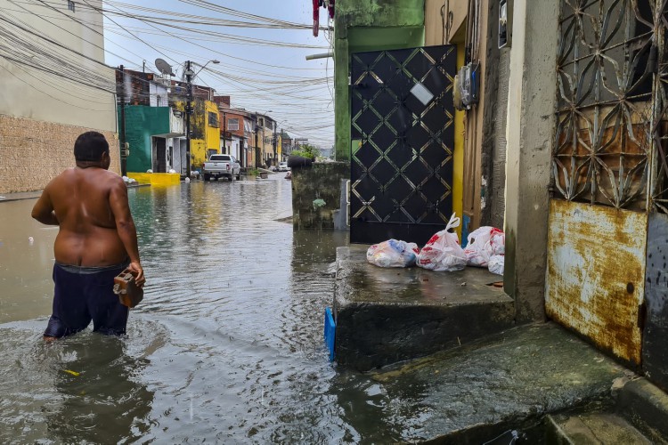 Alagamento na rua Clovis Maia, na Aerolândia, nesta quarta-feira, 29